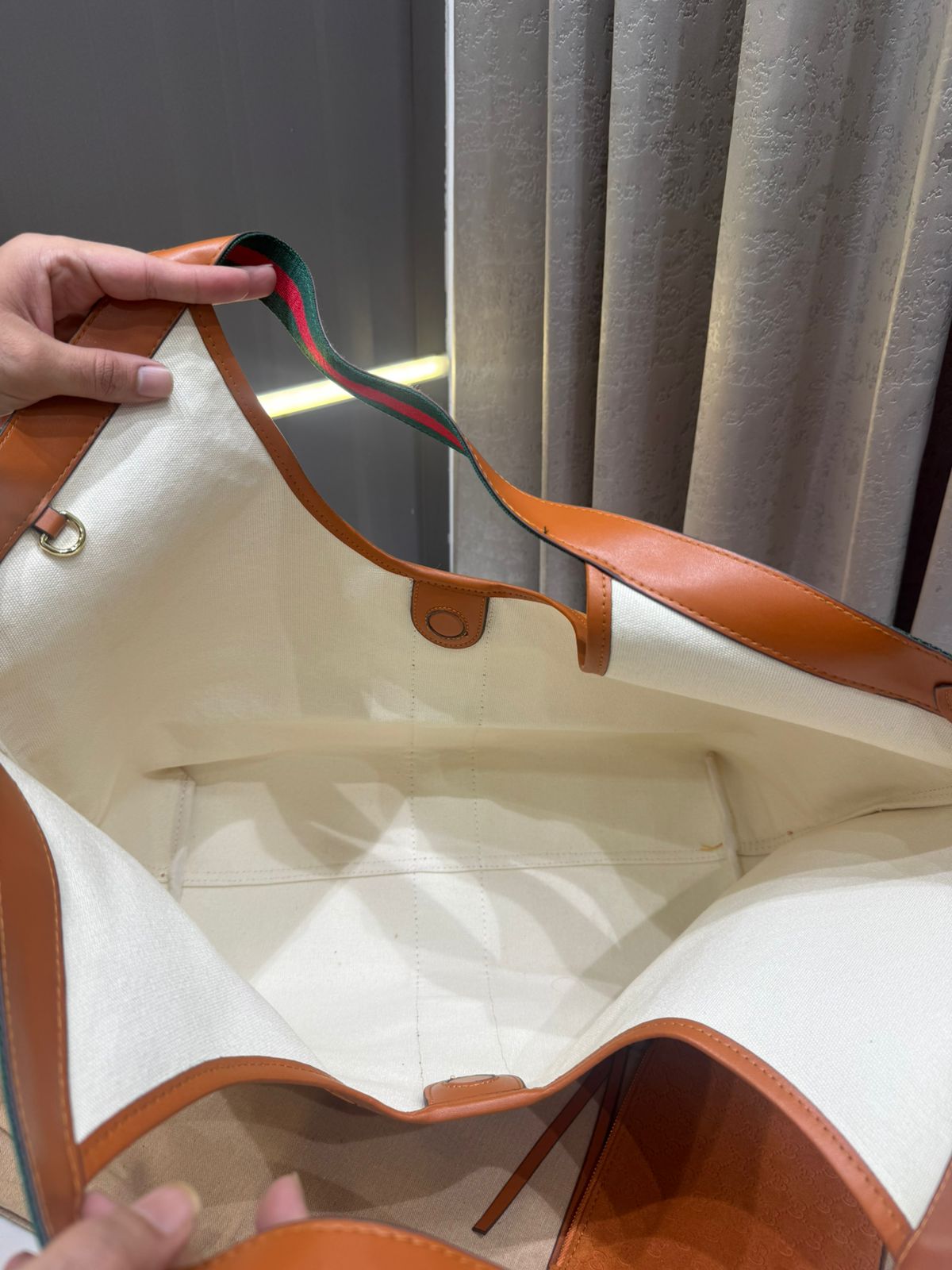 Gucci Giglo Premium Tote Bag With Extra Pouch - Image 3